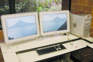 Dual Apple Cinema Display at UFM