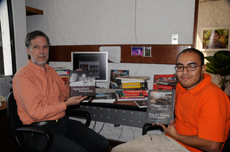 Nicholas and Eduardo, showing some books about Digital Photography.